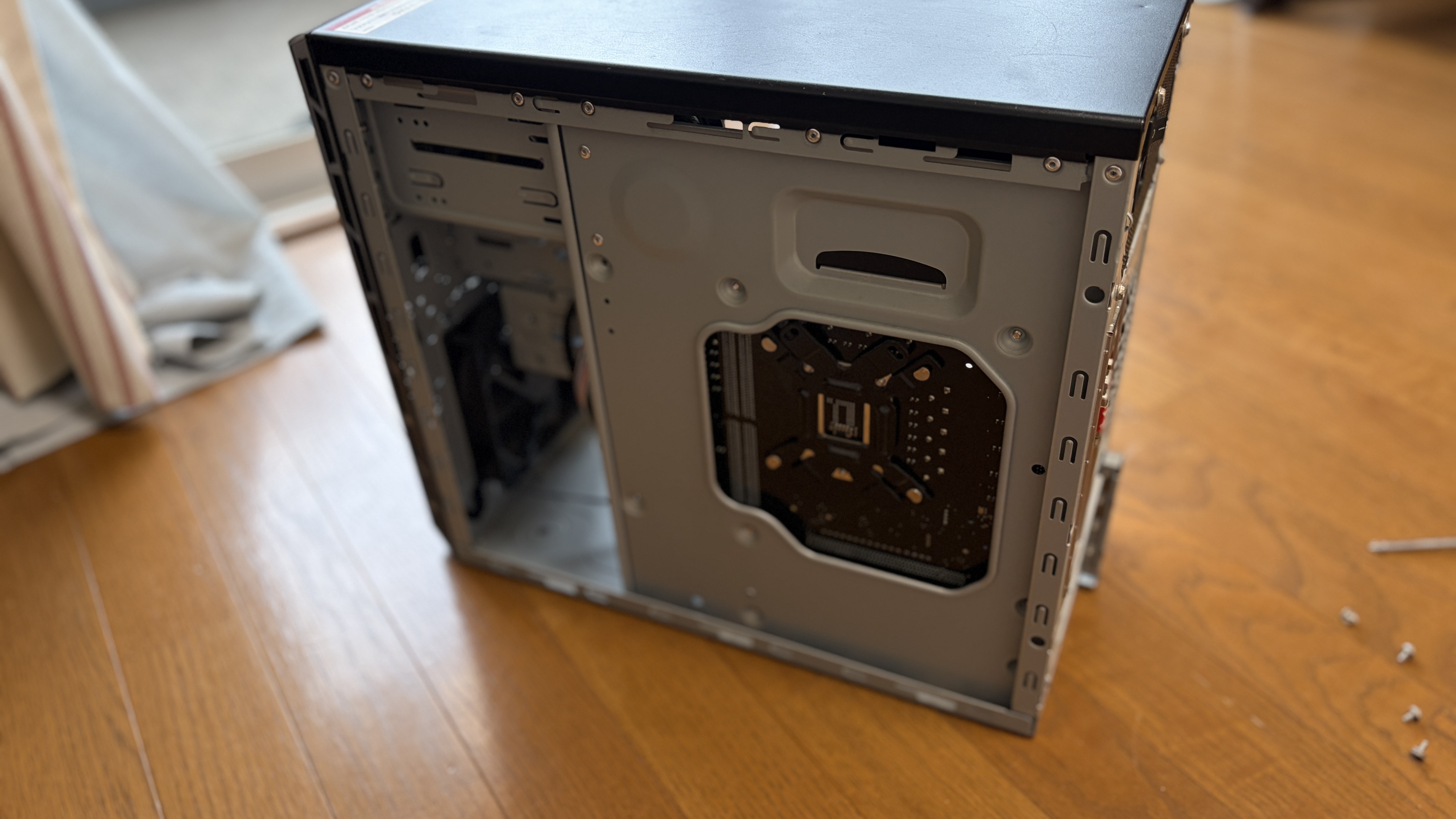 旧PCのサイドパネルを外した瞬間。プラスドライバーで2〜4本のネジを外すだけ。