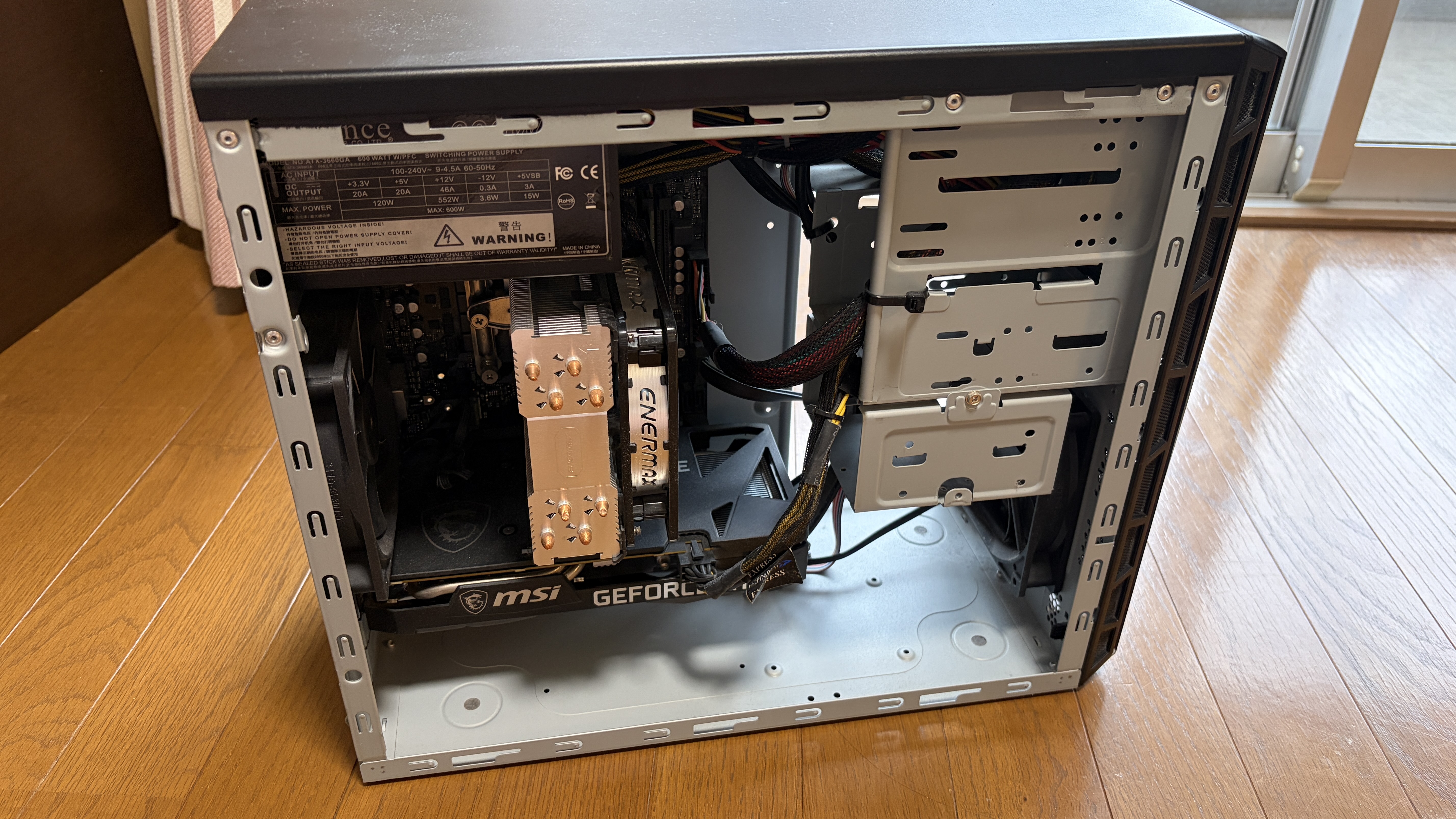 内部全景。中央に大型空冷CPUクーラー、その手前にRTX 3060 VENTUS 2X 12G。