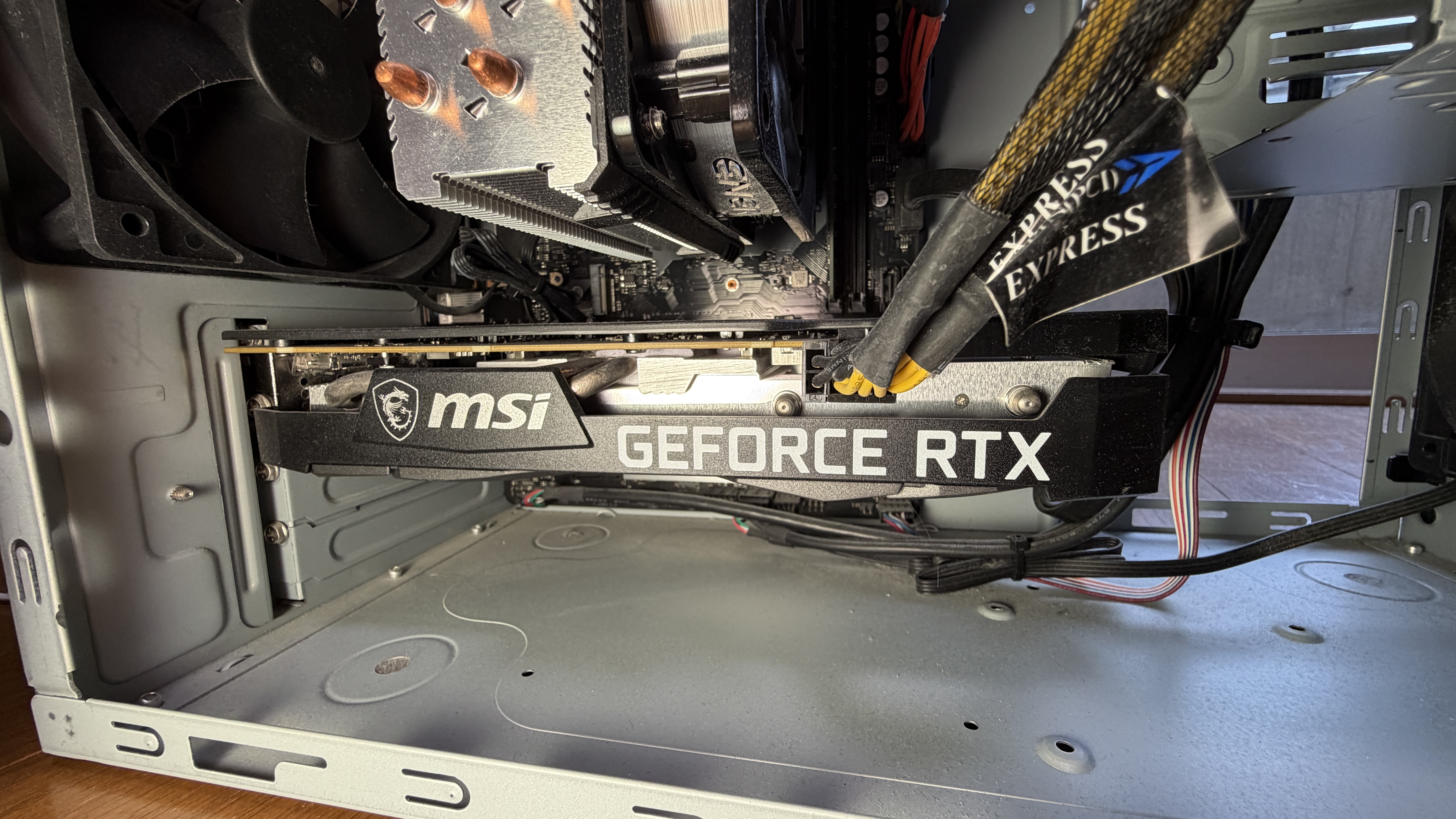 CPUクーラーとGPUの位置関係。クーラーがPCIeスロット上面を完全に覆っているのが分かる。これが後の40分死闘の原因。