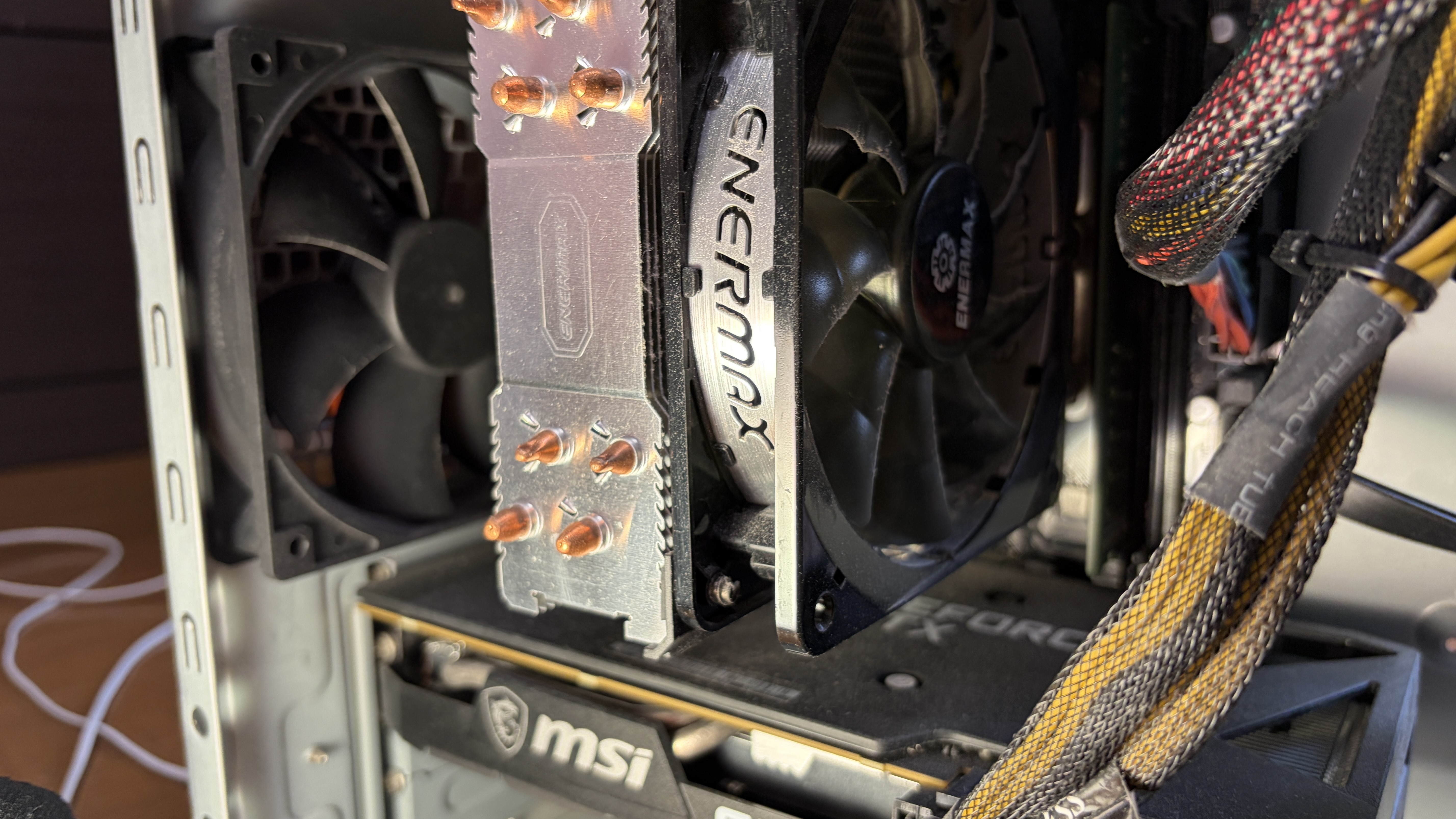 大型CPUクーラーの真下に隠れているPCIeスロット。指の侵入を完全に阻む構造。