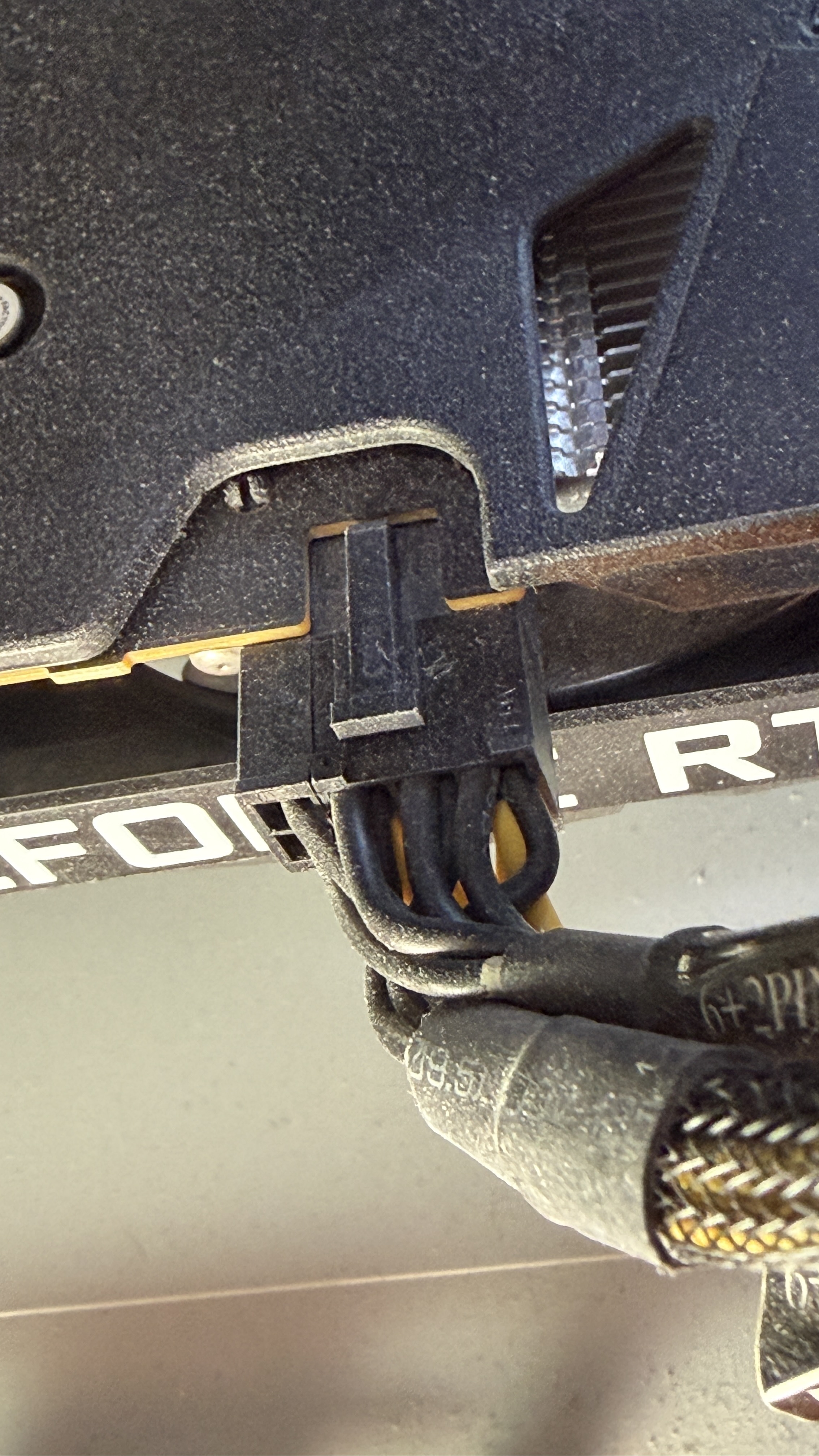 補助電源コネクタのクローズアップ。上面の小さな突起がロック爪。