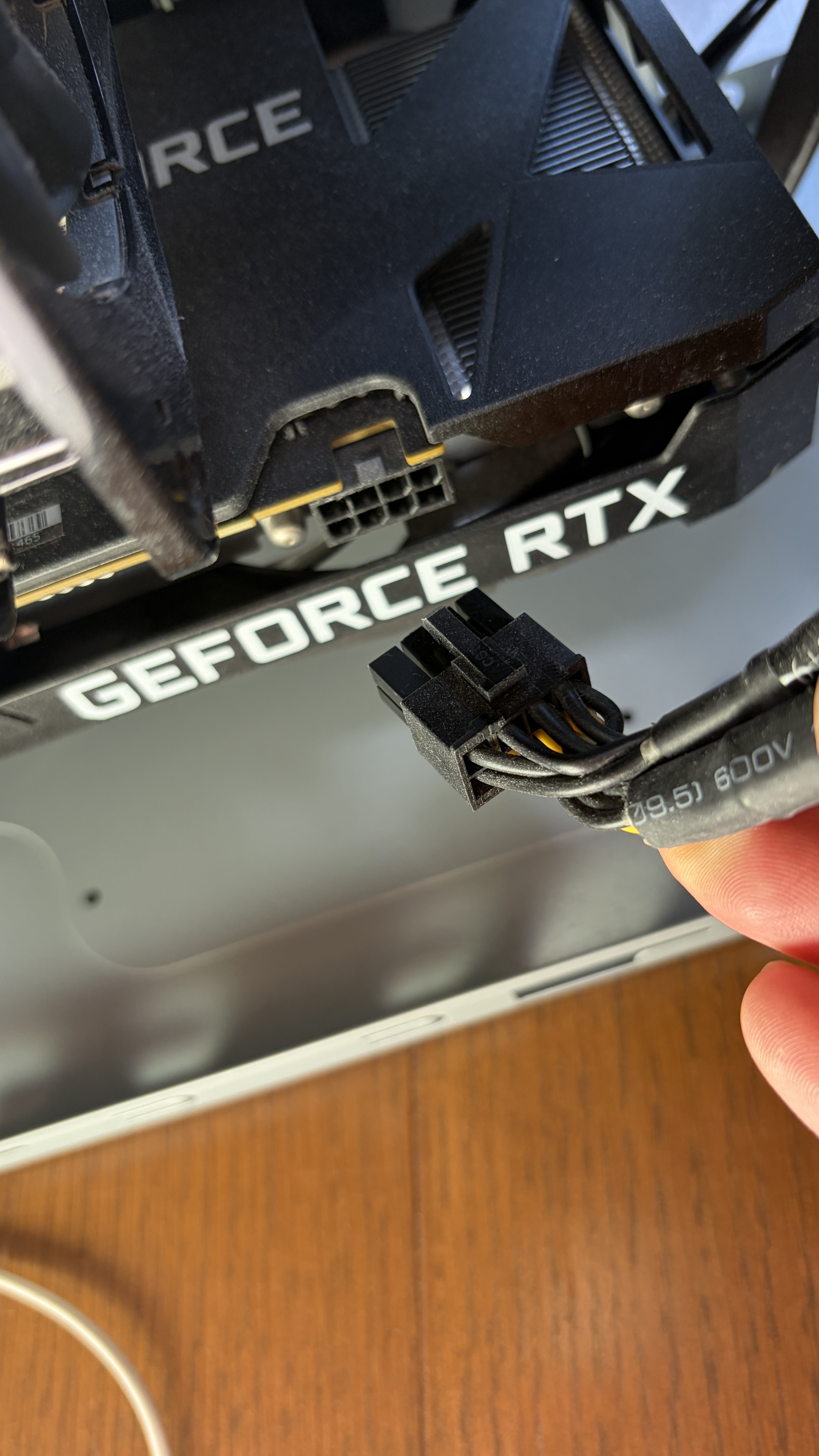 実際に外している瞬間。爪を押し込みながらまっすぐ手前に引く。