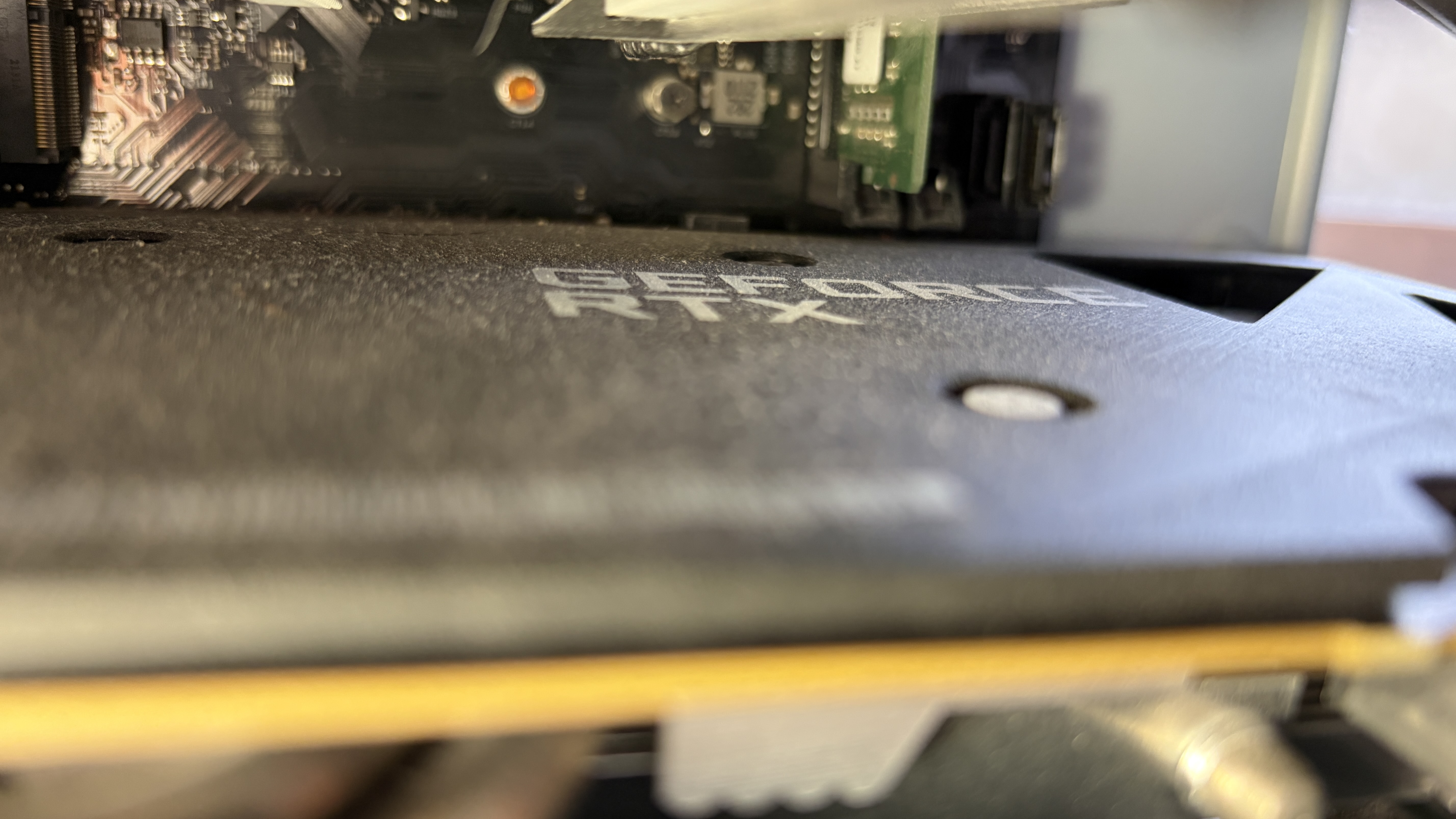 RTX 3060の上面、GeForce RTXロゴ。3年使い込んだ歴戦の主役、これからも頑張ってもらう。