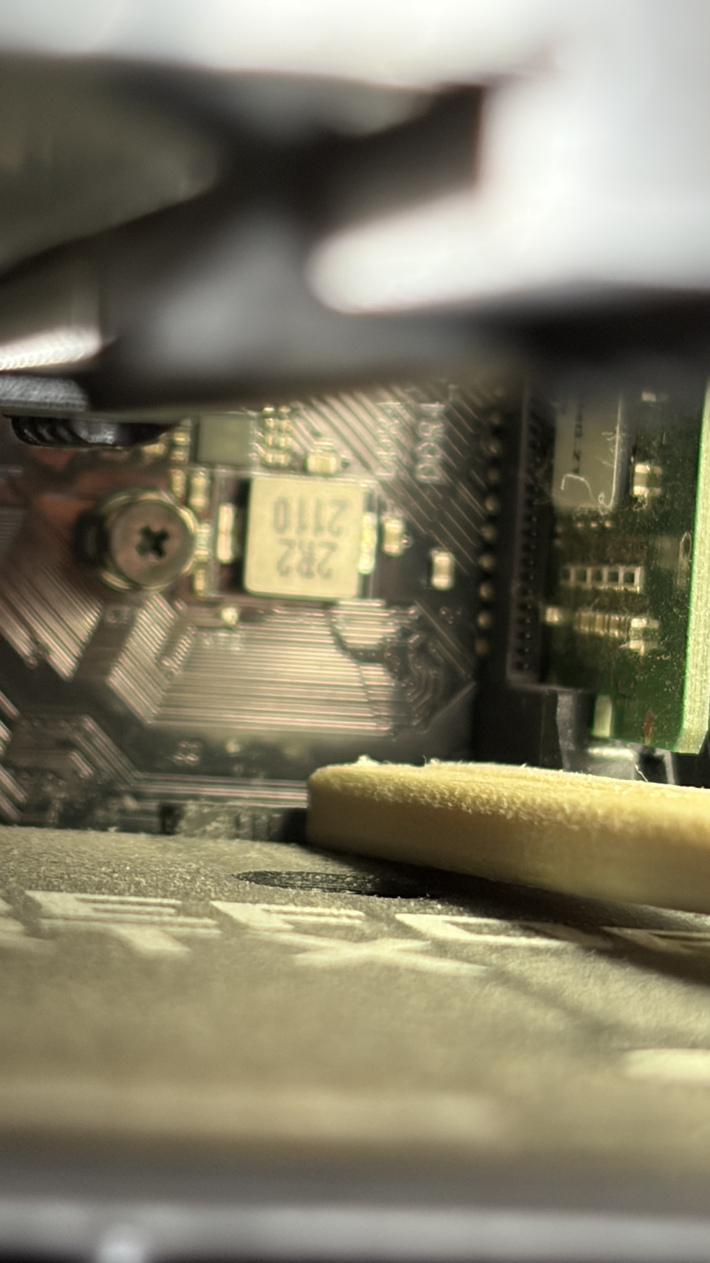 PCIe周辺の詳細。よく見ると、横並びのネジで固定された金属プレートが上から覆っているのが分かる。これが「押さえバー」。