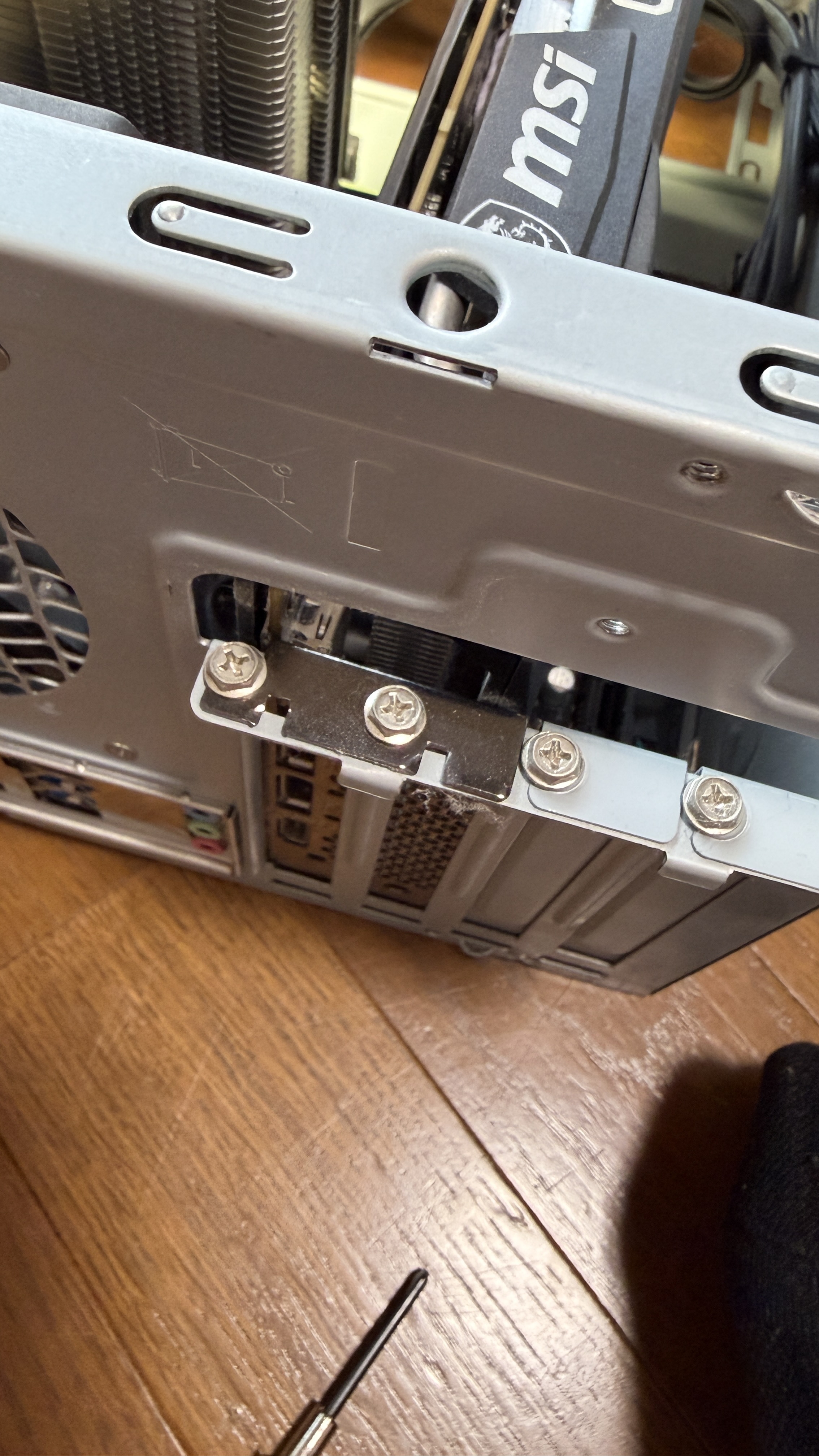 PCケース背面側、PCIeブラケット固定ネジの位置。プラスドライバー#2で反時計回り。