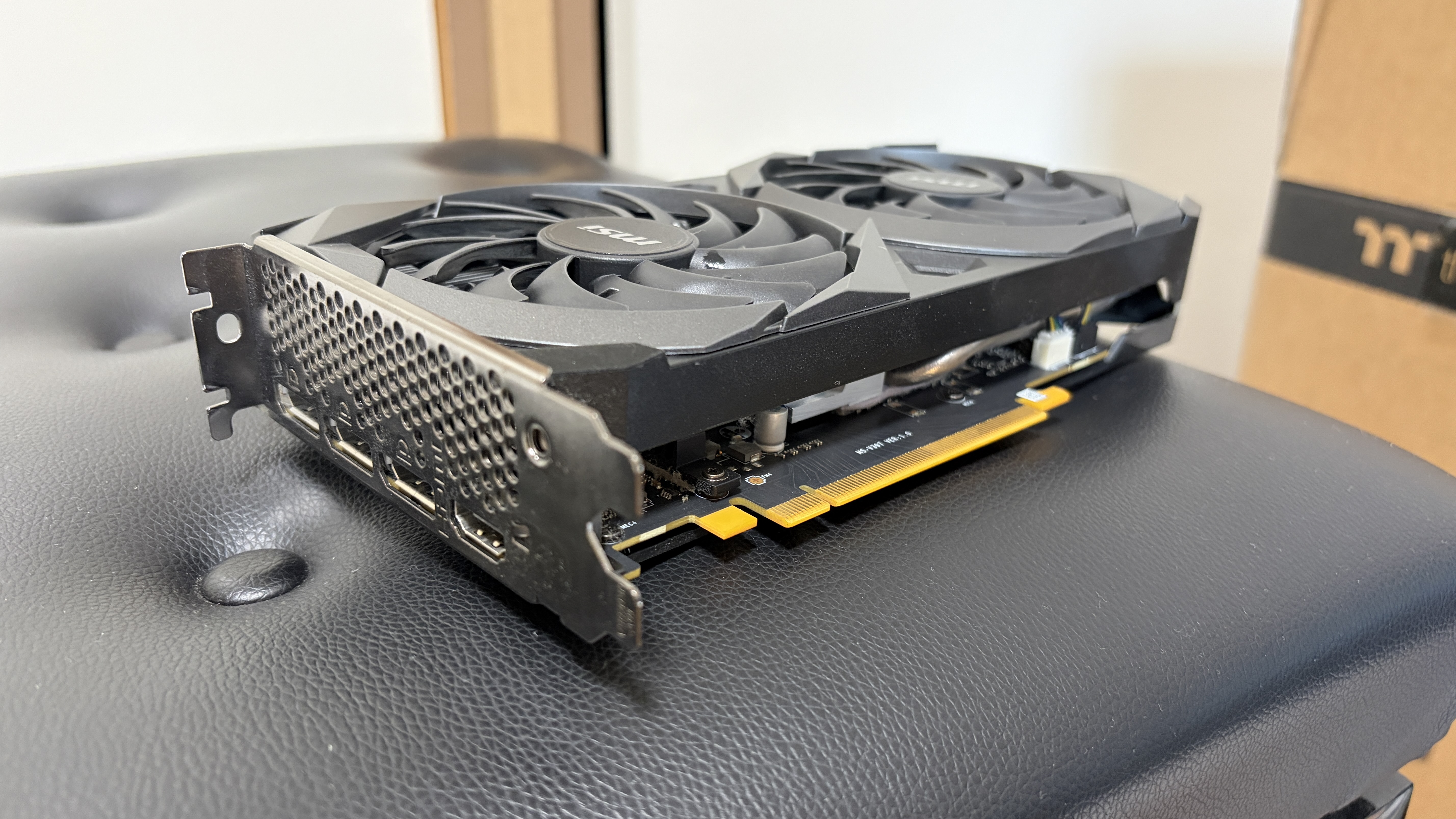 取り外し完了後のRTX 3060 VENTUS 2X 12G。出力ポート側から見た姿。これが新PCの新たな住処へ。