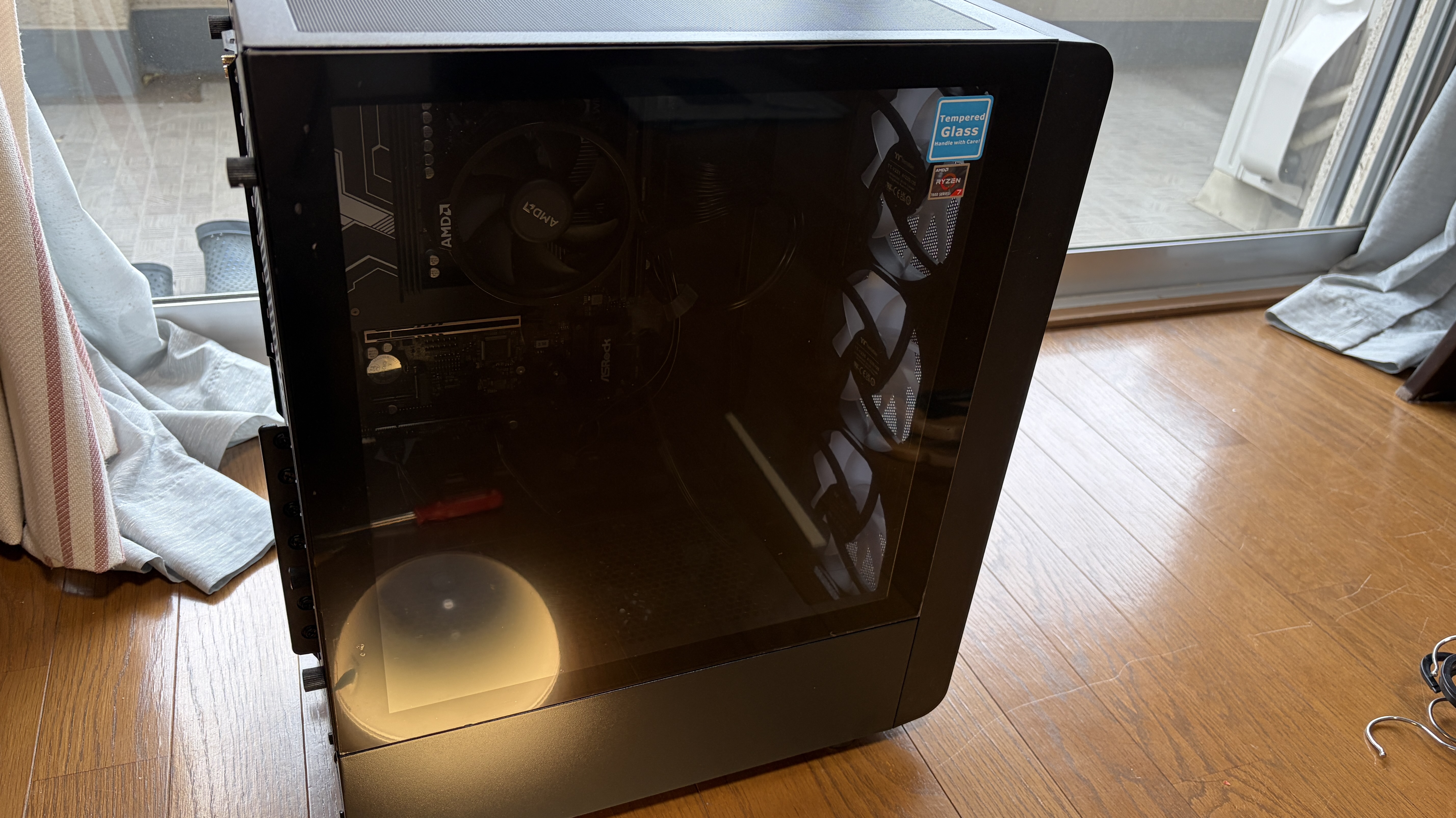 ピカピカの新PC、Thermaltake S200 TG ARGB Plus（ブラック）の外観。家族用スペースに迎え入れた瞬間。
