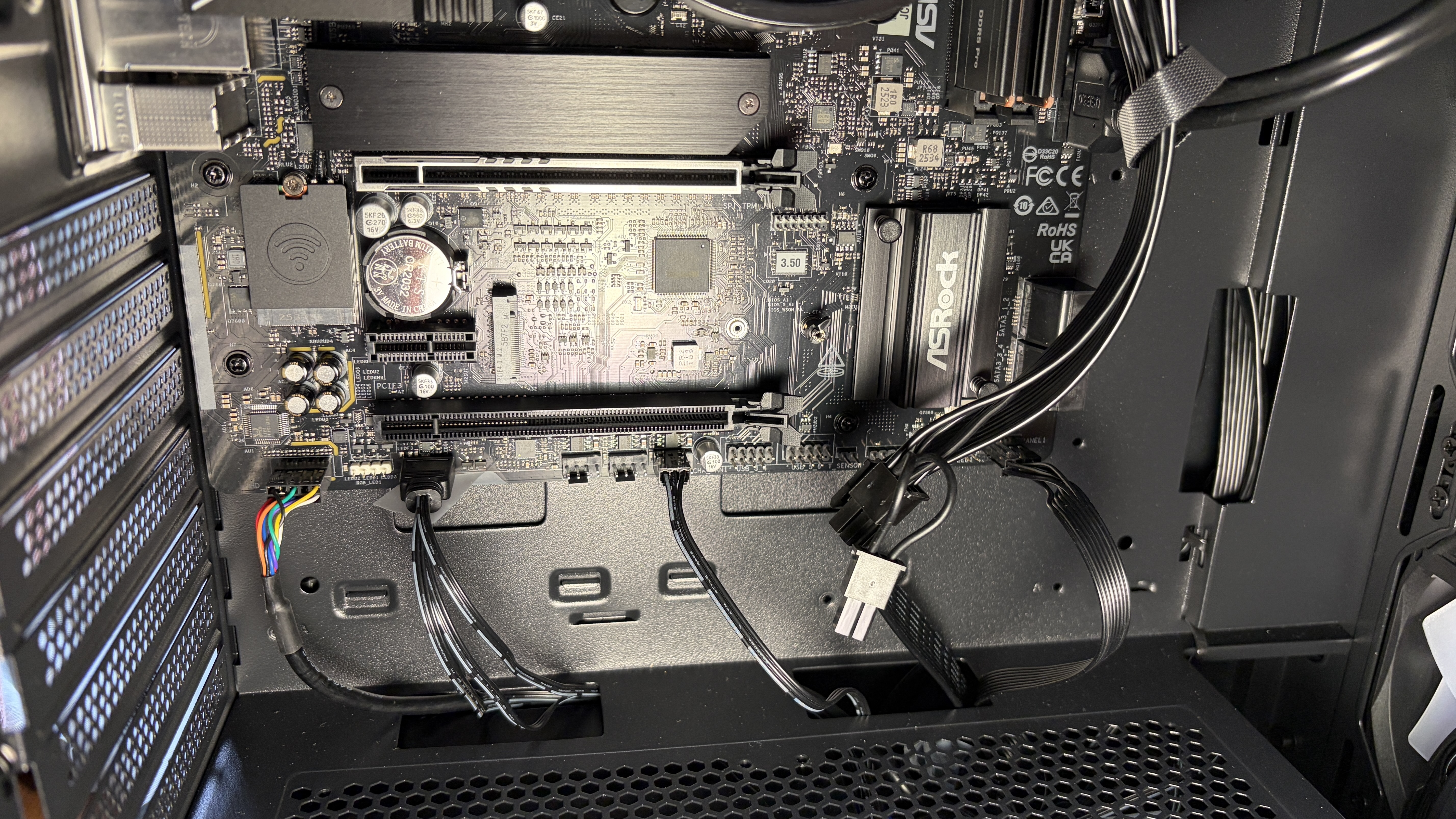 新PC内のASRock B850M-Xマザーボード、PCIe×16スロットが空のまま待機。ここに RTX 3060 を差し込む。
