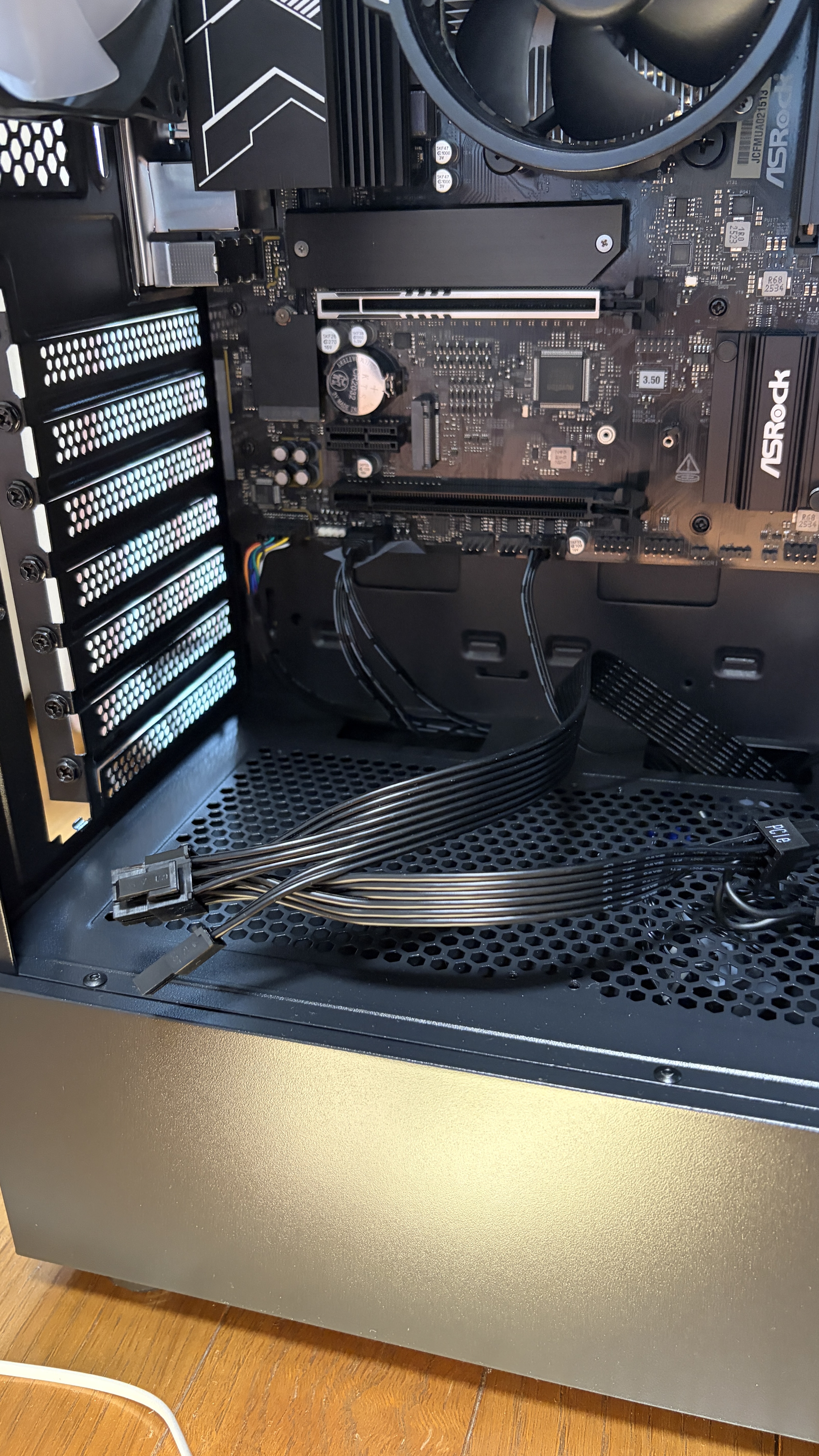 新PC内部全景。ARGBファン4基、Ryzen 7 7700、DDR5メモリ32GB、まだGPUは無い状態（オンボード）。これからRTX 3060を移植する。