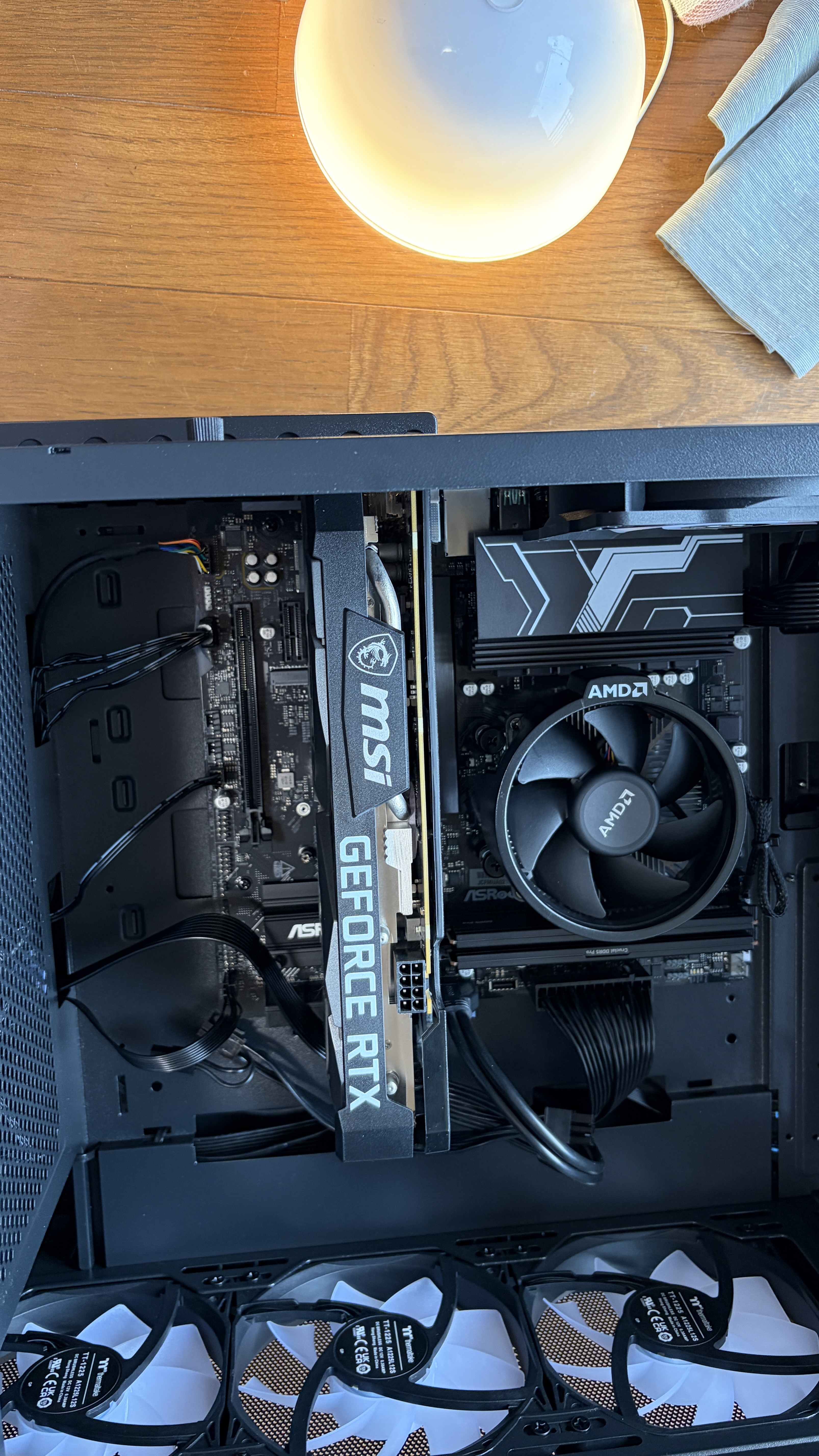 GPU取り付け後の新PC内部全景。RTX 3060がARGBファンに囲まれて鎮座している。