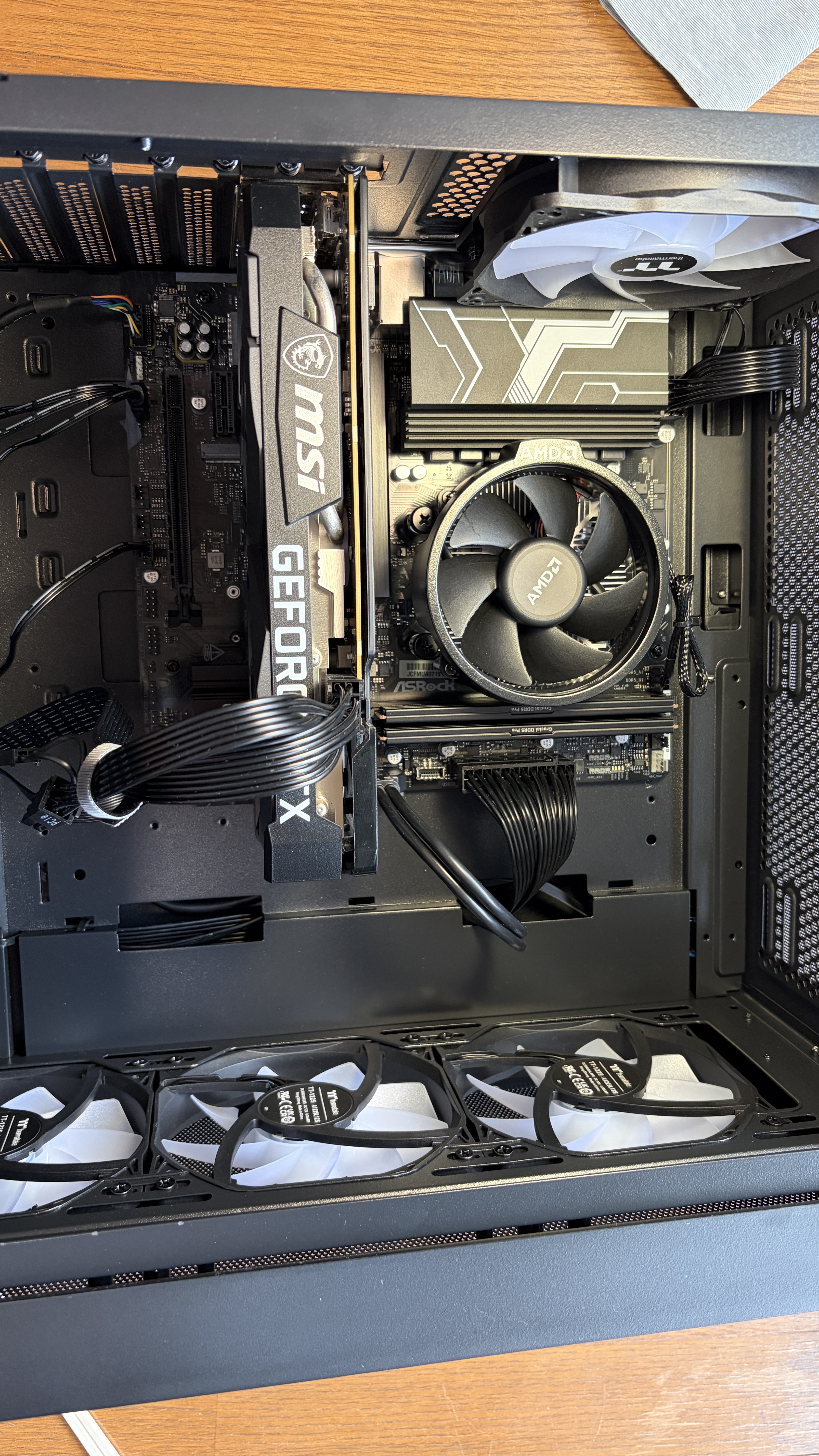 新PC組み立て完成、内部全景。Ryzen 7 7700・DDR5メモリ32GB・RTX 3060・ARGBファン4基すべて配置完了。