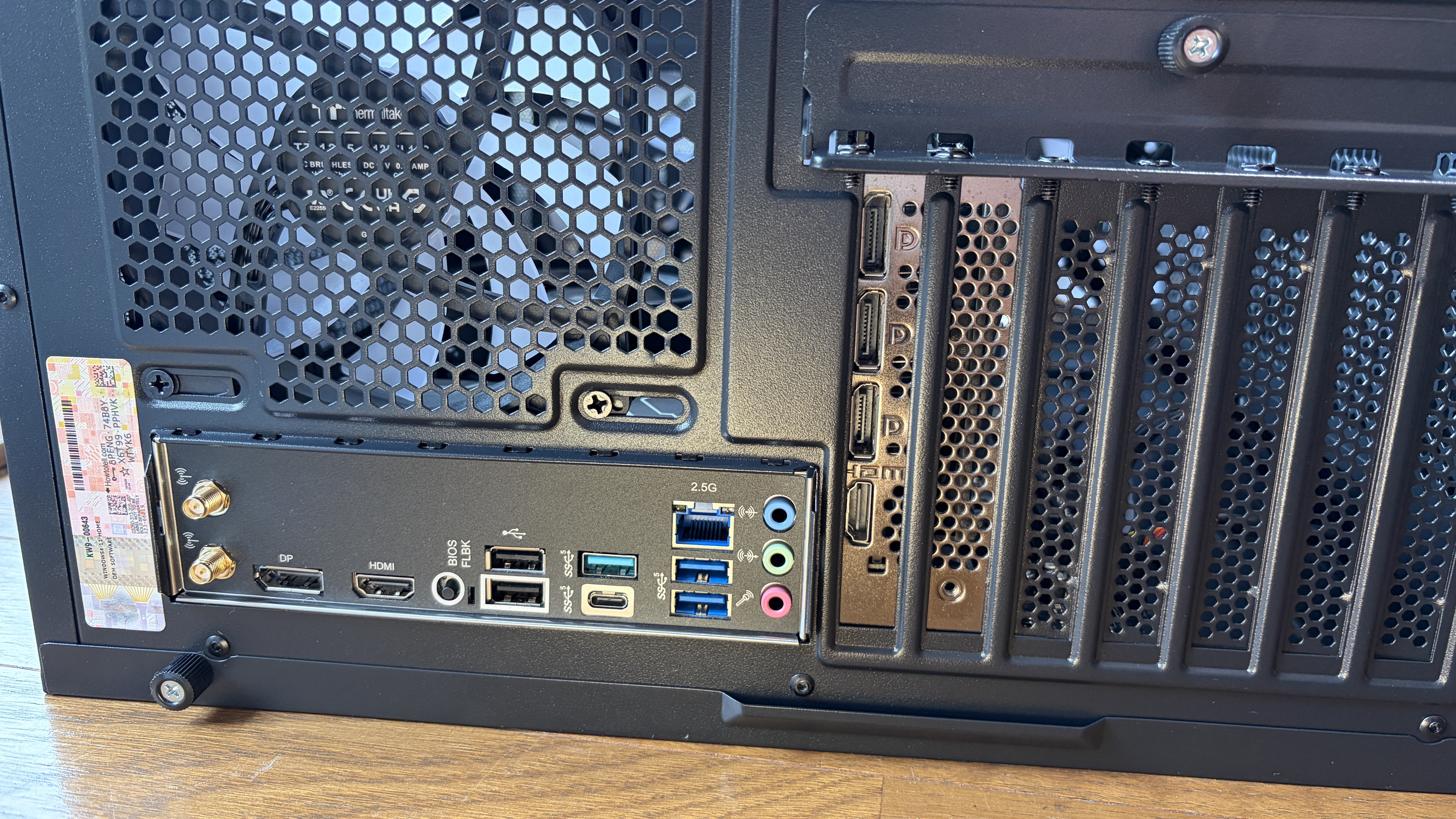 新PC背面I/Oパネル全体。USB、LAN、オーディオ、そして3つのDisplayPort出力。