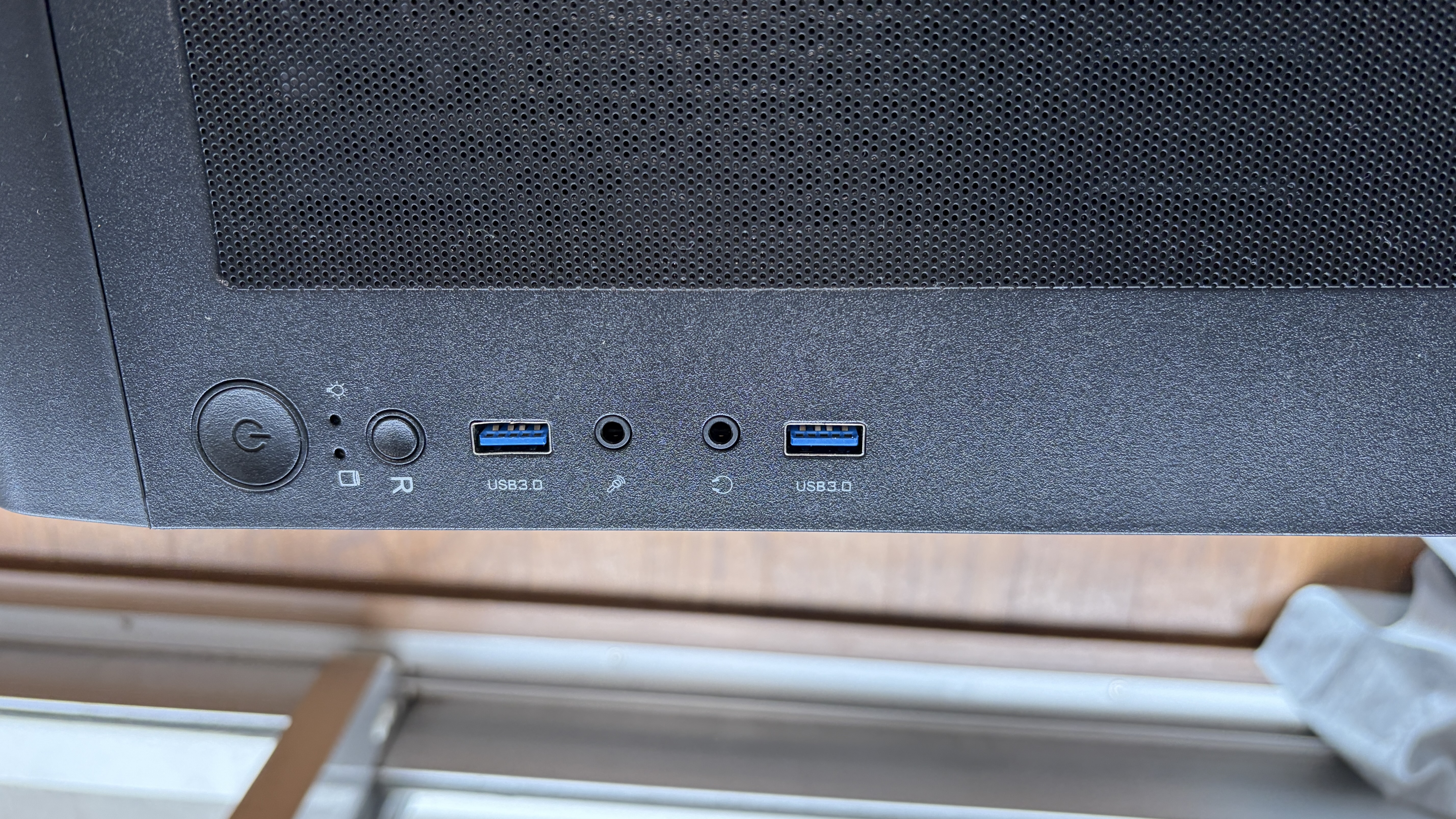 新PCのフロントパネル。電源LEDとUSB端子が光る。子どもたちが見たら絶対テンション上がるやつ。