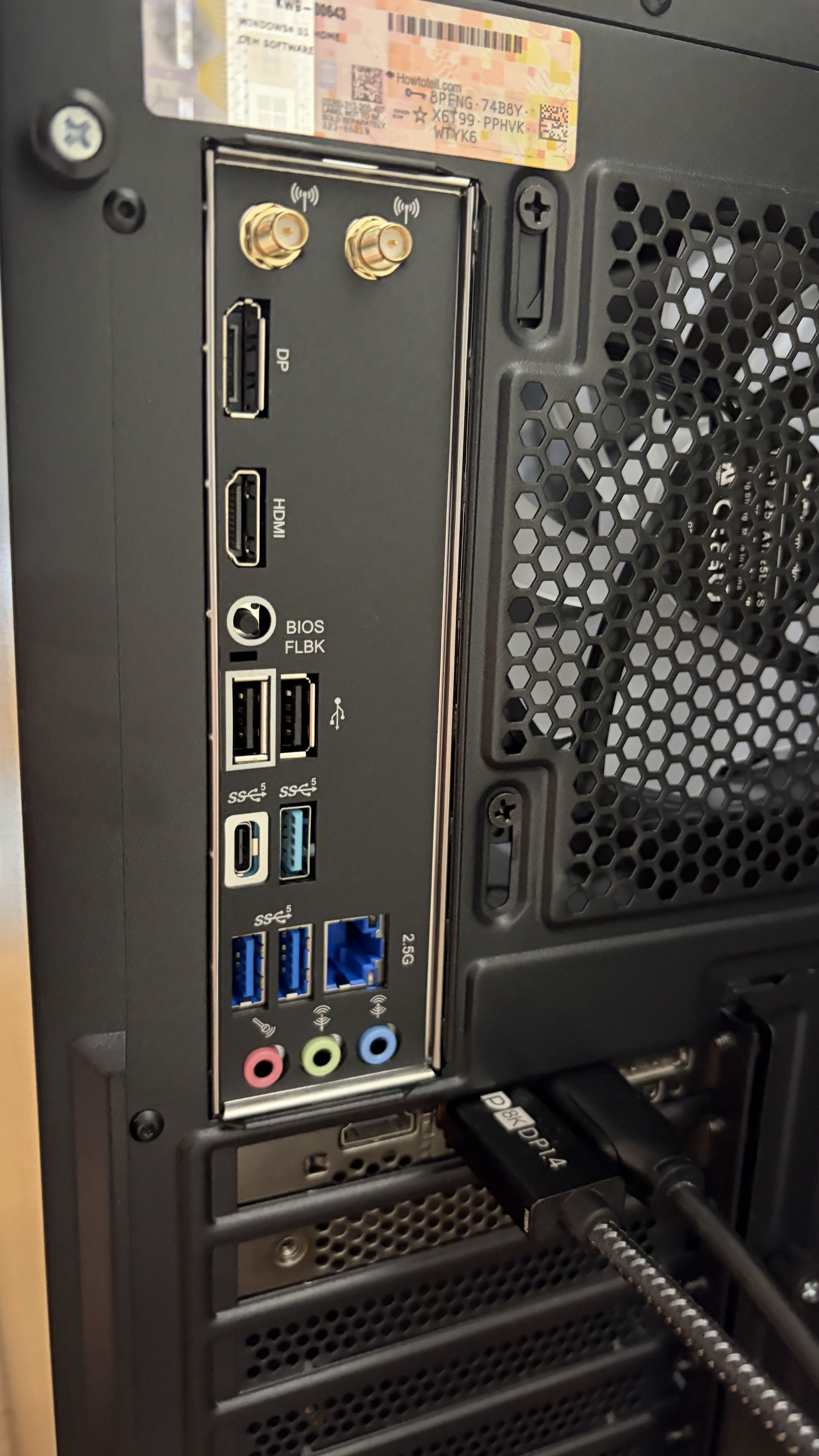 新PC背面、すべてのケーブル接続完了。電源ケーブル、モニターケーブル、USB機器、LAN——すべてつながった。