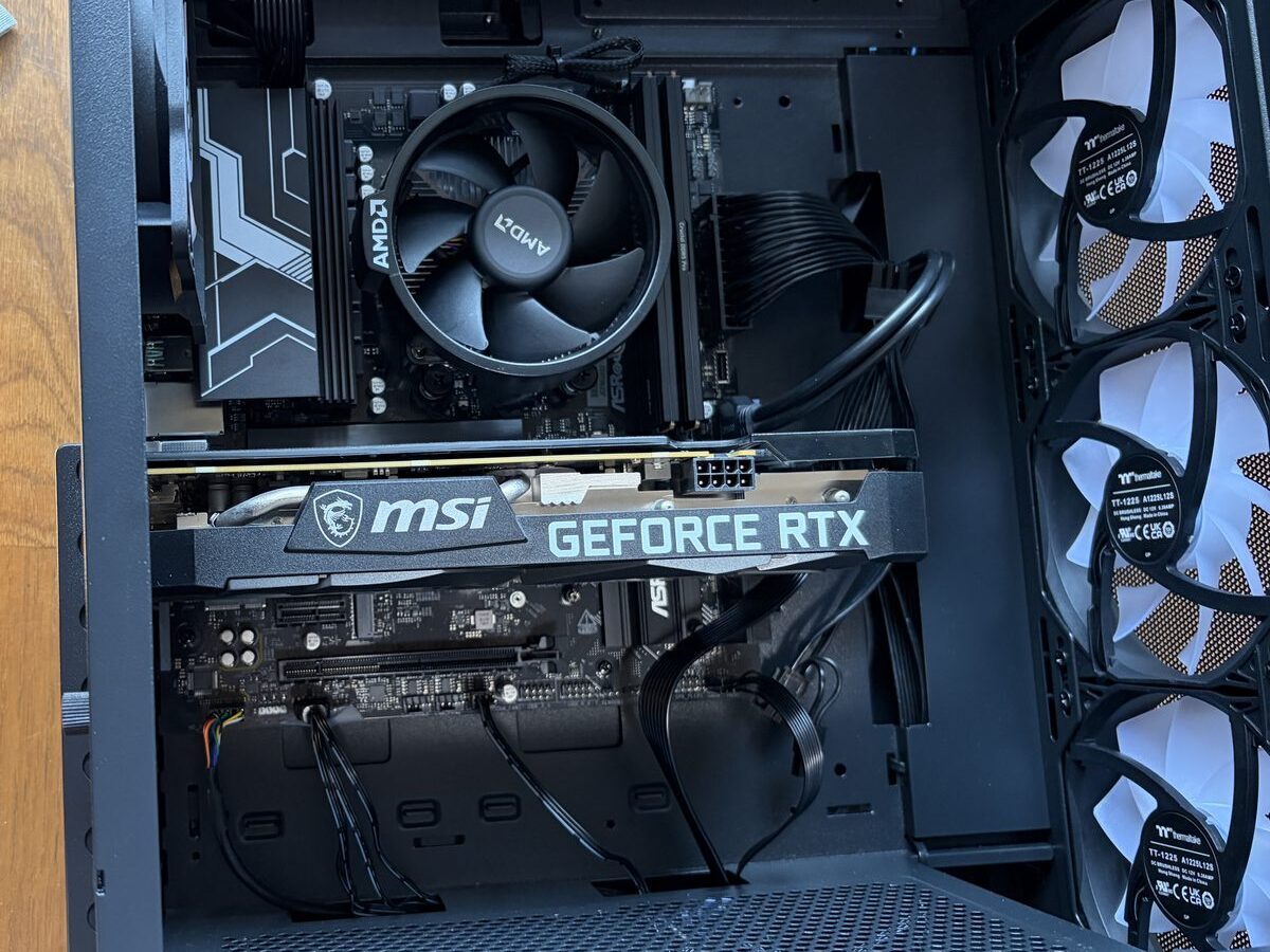 GPU取り付け後の新PC内部全景。RTX 3060がARGBファンに囲まれて鎮座している。