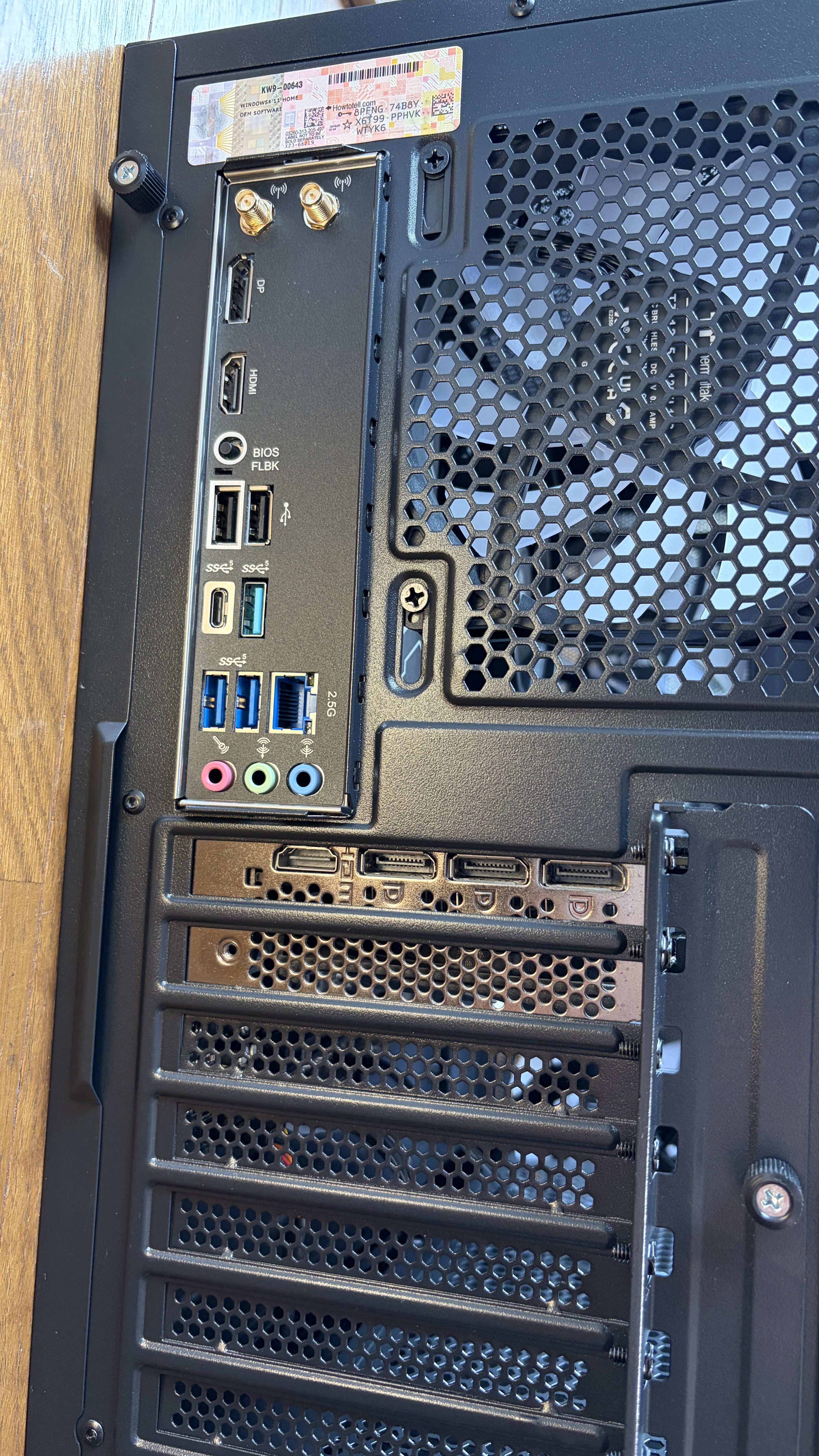 新PC背面I/Oパネル全体。USB、LAN、オーディオ、そして3つのDisplayPort出力。