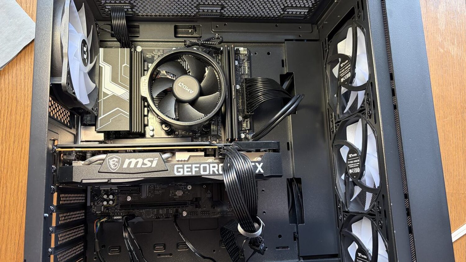 新PC組み立て完成、内部全景。Ryzen 7 7700・DDR5メモリ32GB・RTX 3060・ARGBファン4基すべて配置完了。